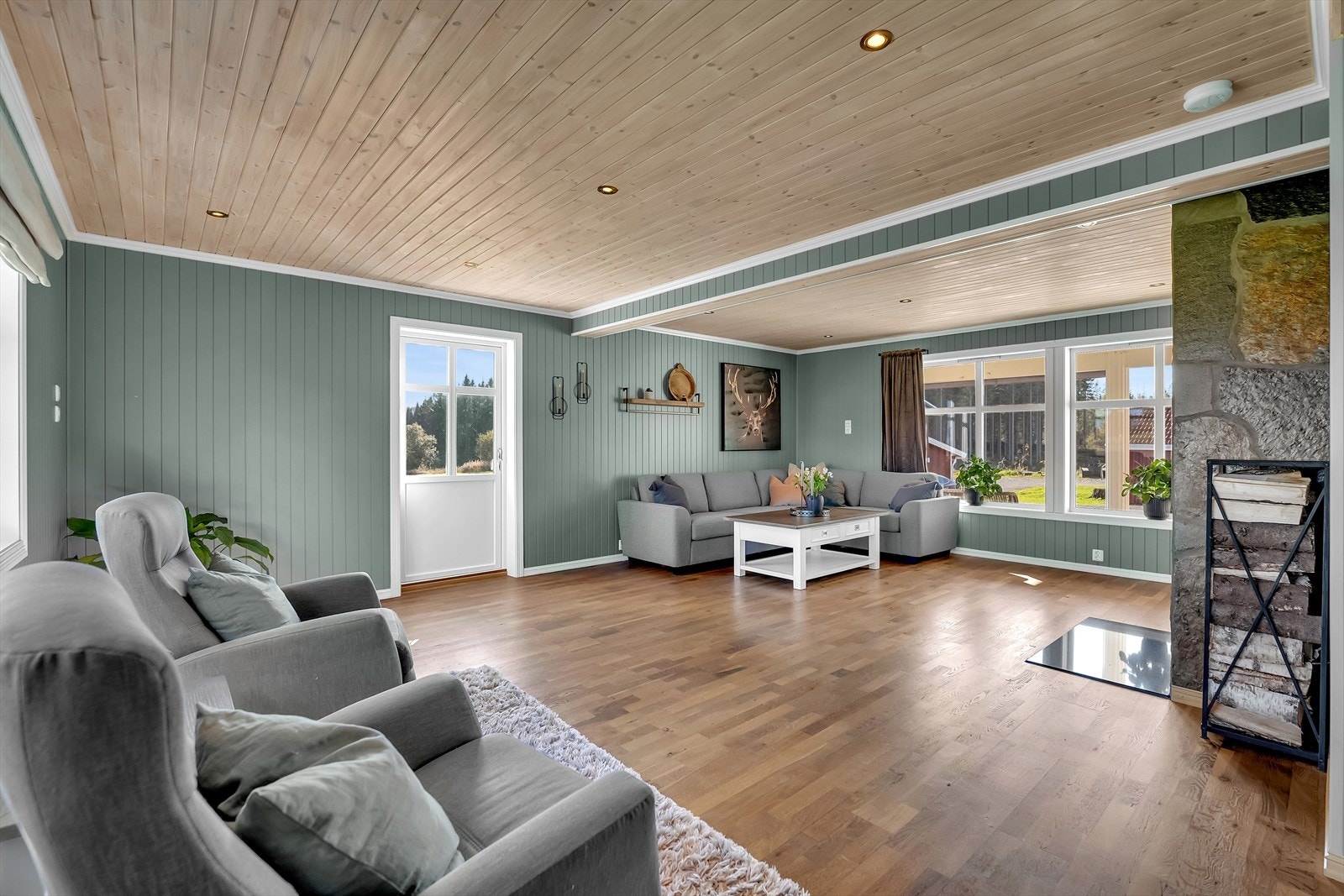 Stuen har plass til flere soner. Utgang til brosteinsbelagt uteplass. Galleribilde