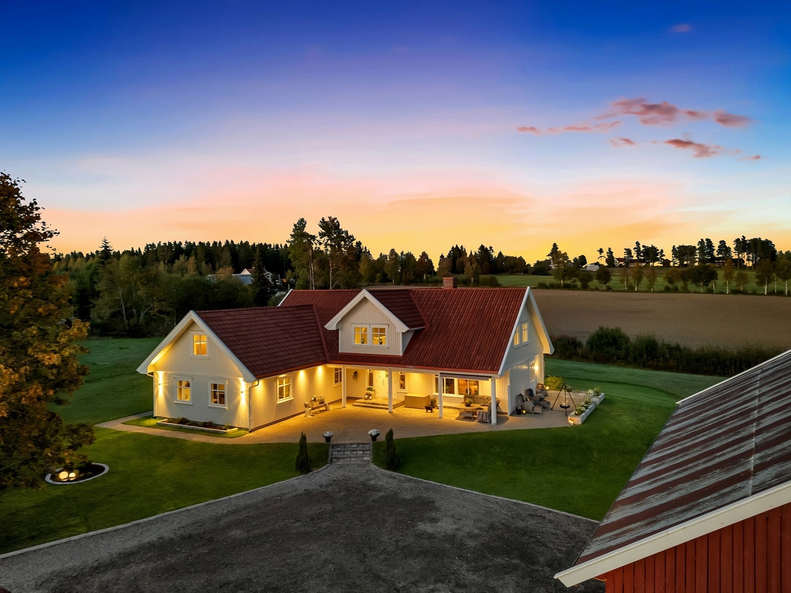 Huset er fra 2007 og fremstår velholdt med svært god planløsning og soner for både store og små. Galleribilde