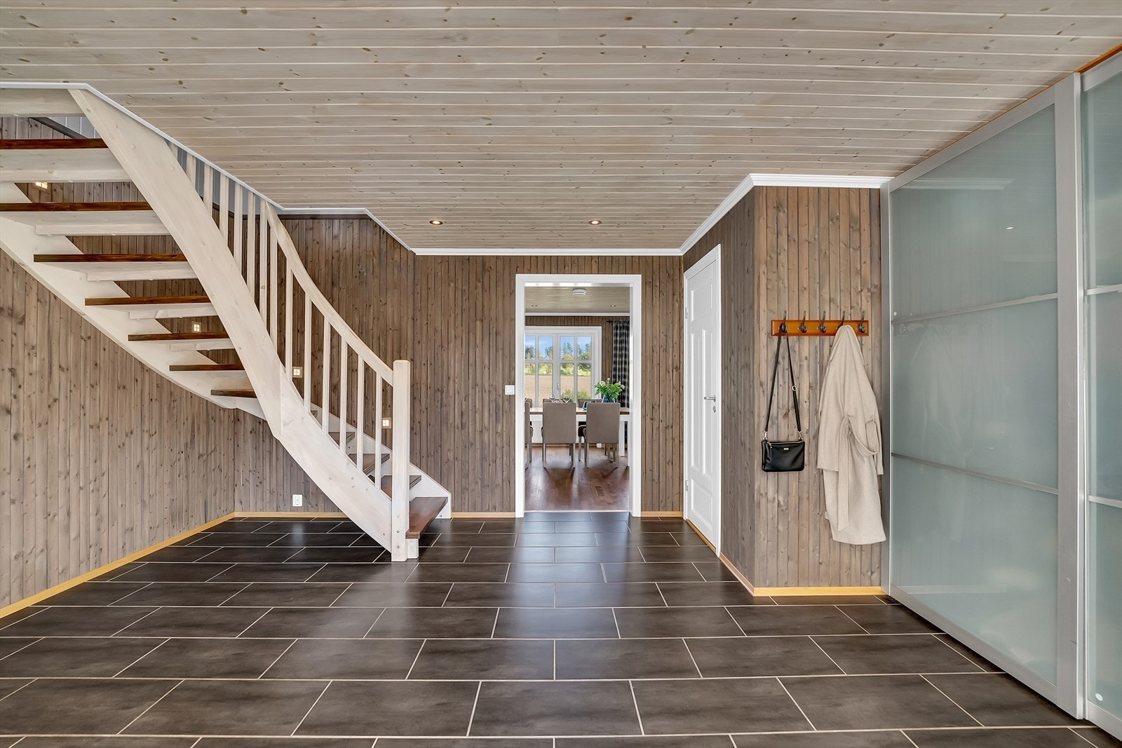 Hallen man kommer inn i er flislagt og av svært god størrelse. Denne er praktisk tilknyttet et toalettrom. Galleribilde