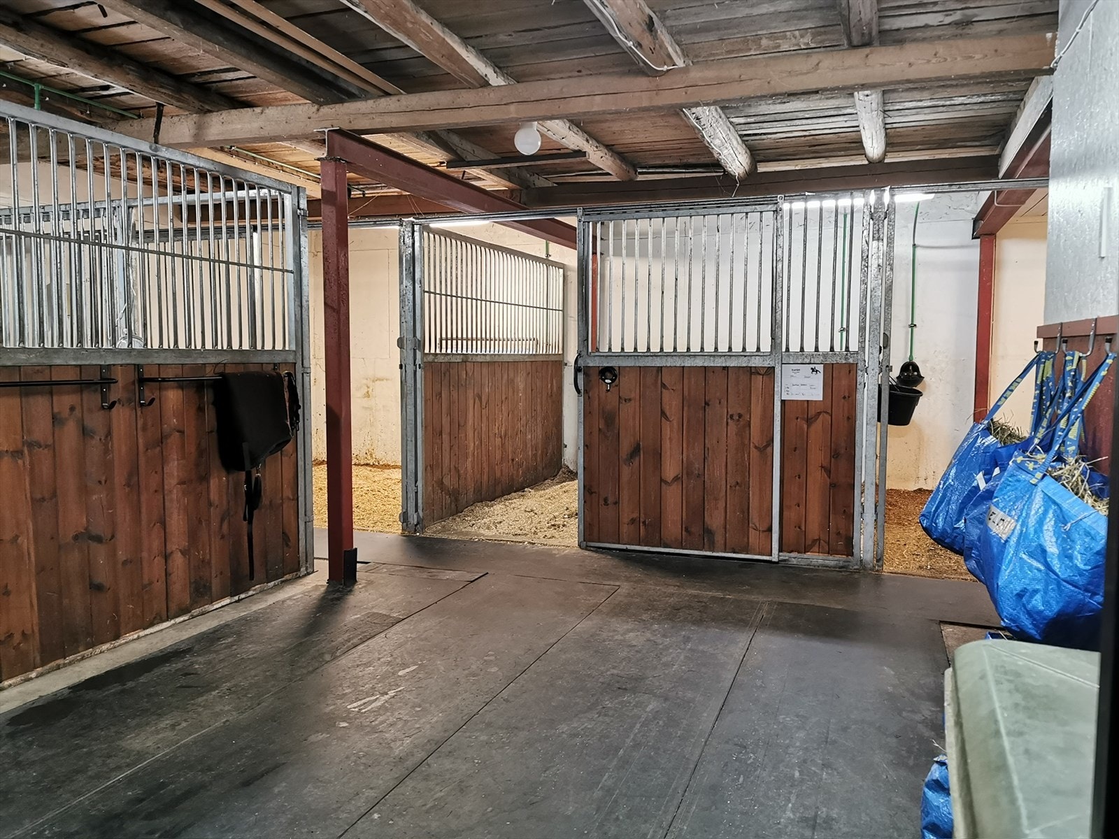 I stallen er det 4 flotte bokser og salrom. Galleribilde