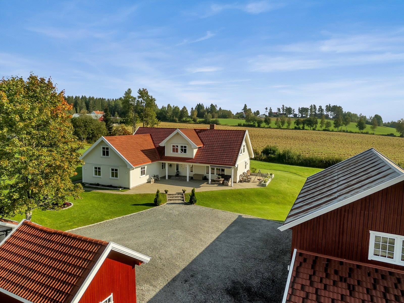 Her bor man skjermet til i vakre landbruksomgivelser med utallige turmuligheter rett utenfor døren. Galleribilde