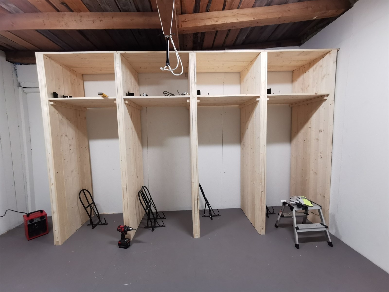 I forbindelse med stallen er det et pent innredet salrom med godt med oppbevaringsplass. Galleribilde