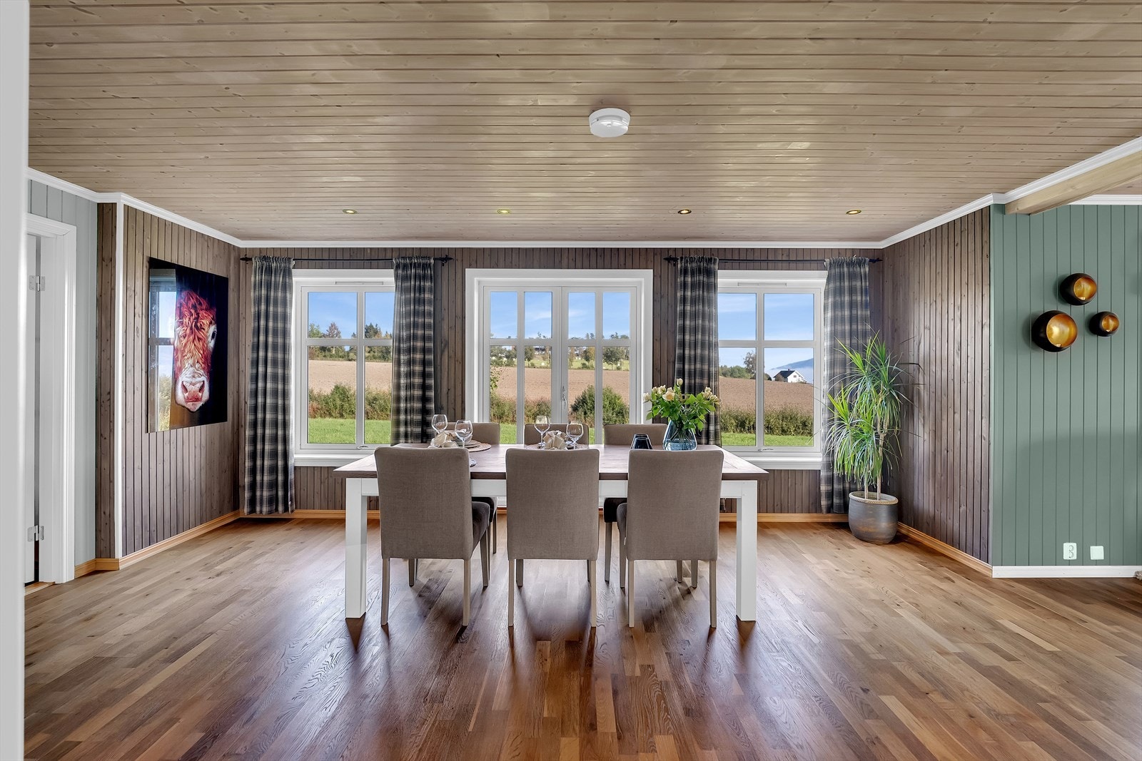 Her har du plass til langbord til hele storfamilien og mange gjester. Galleribilde