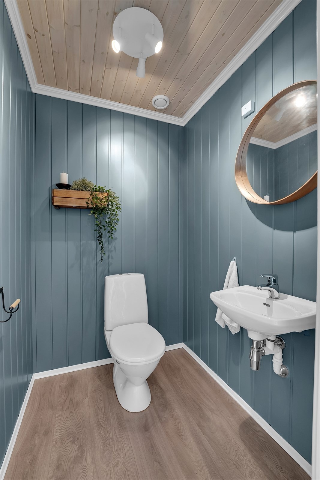 Pent toalettrom tilknyttet hallen. Galleribilde