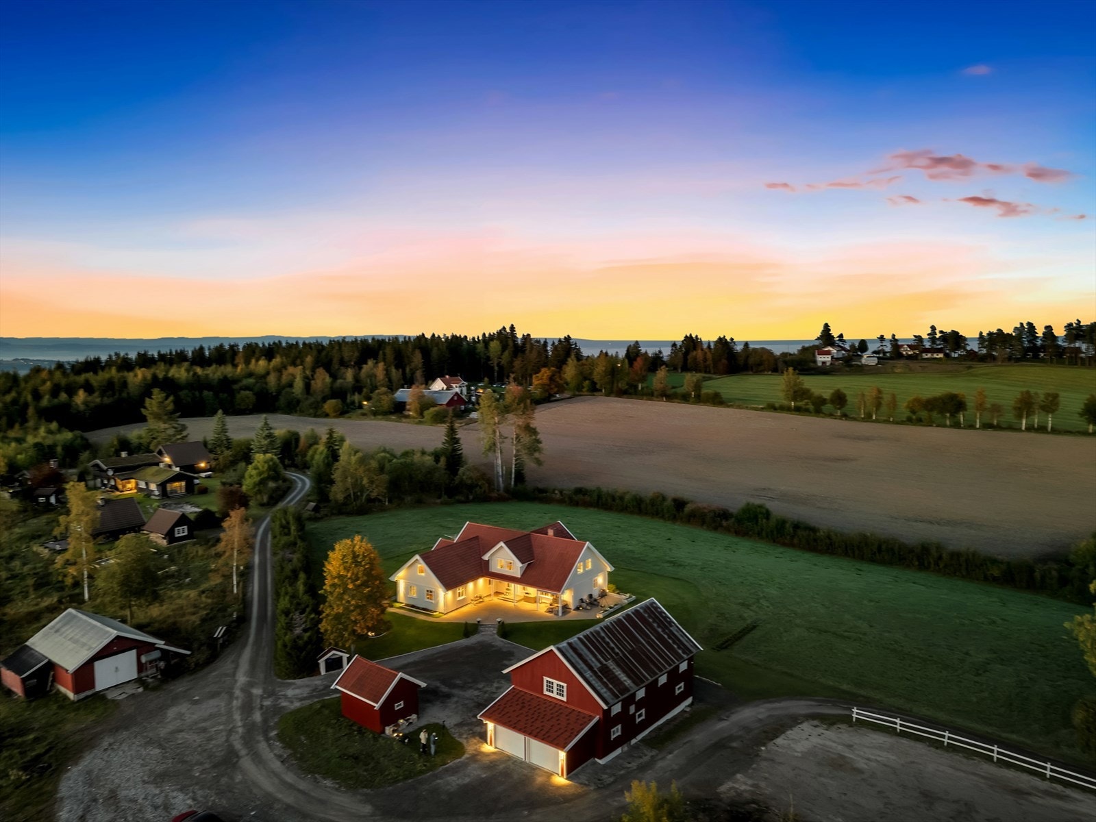 På nedsiden av stallen er det opparbeidet ridebane med sandbunn. Gjerdet er nå tatt ned men kan enkelt tilbakeføres om ønskelig. Galleribilde