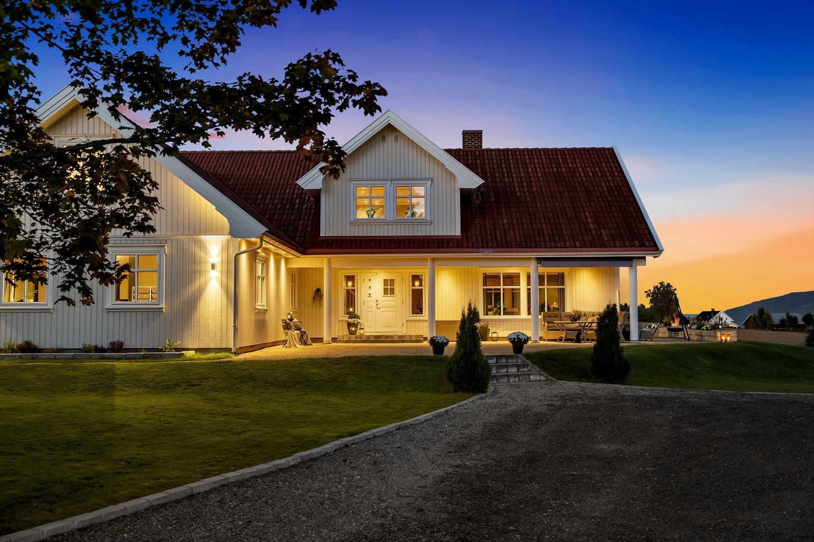 Et særdeles velholdt småbruk med ca 23 mål tomt, stall med 4 bokser og ridebane, dobbelgarasje, nyere hus fra 2007 og uthus. Galleribilde