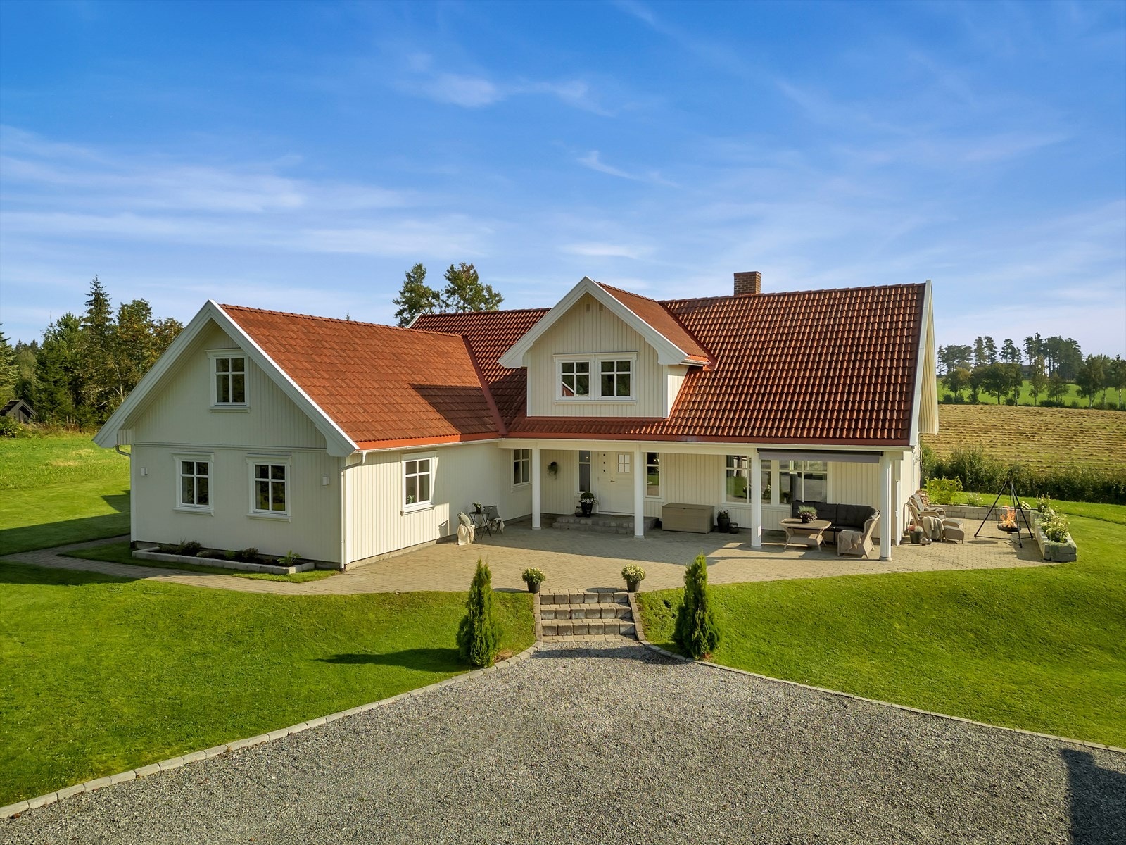 Uteområdet er vakkert opparbeidet med beplantning, brostein og flere soner så man kan nyte solen dagen igjennom. Galleribilde
