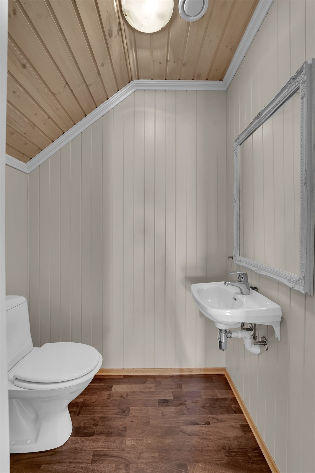 2. etasje har også et praktisk toalettrom. Galleribilde