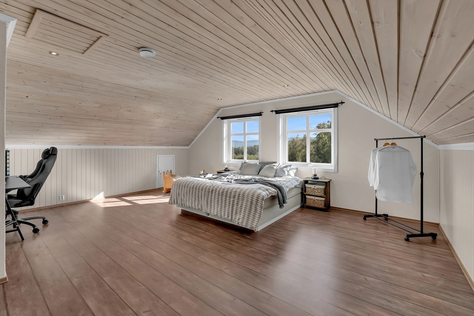 Alle soverommene er av svært god størrelse. Dette er det største. Soverom 1. Galleribilde