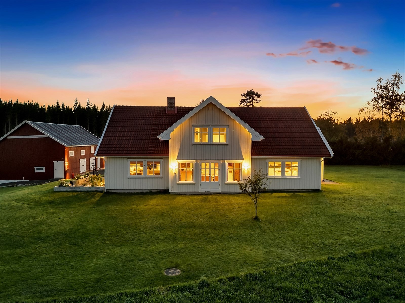 Spisestuen har utgang til hagen på baksiden. Galleribilde