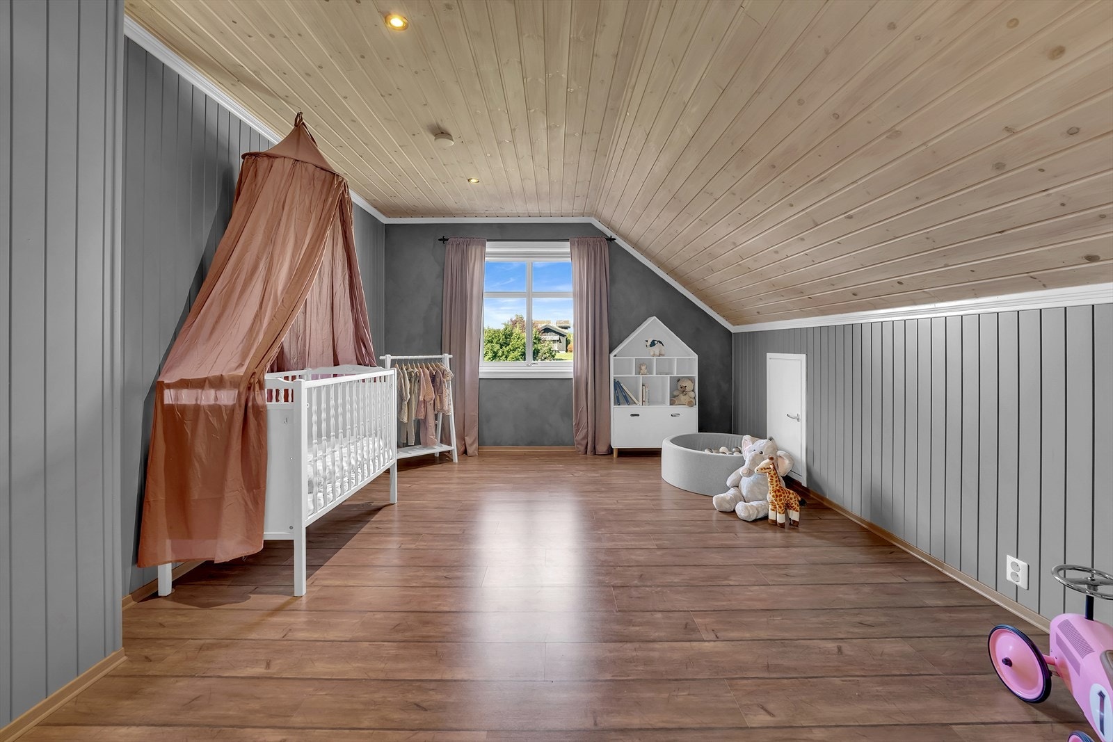 Soverom 2 benyttes i dag som barnerom. Galleribilde