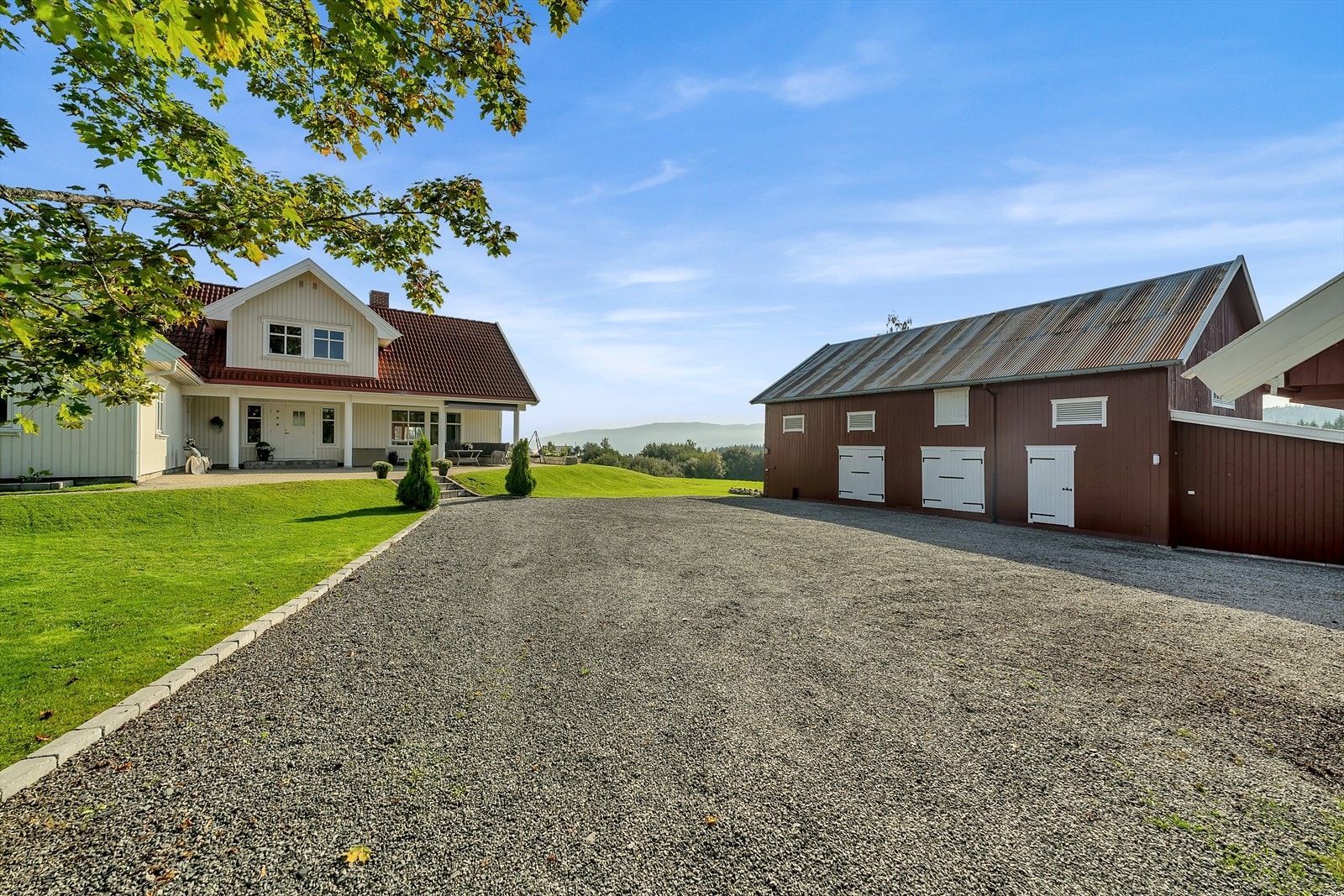 Enten du ønsker å drive småbruk, ha dyr, dyrke grønnsaker eller bare nyte livet i vakre omgivelser, er dette stedet for deg! Galleribilde