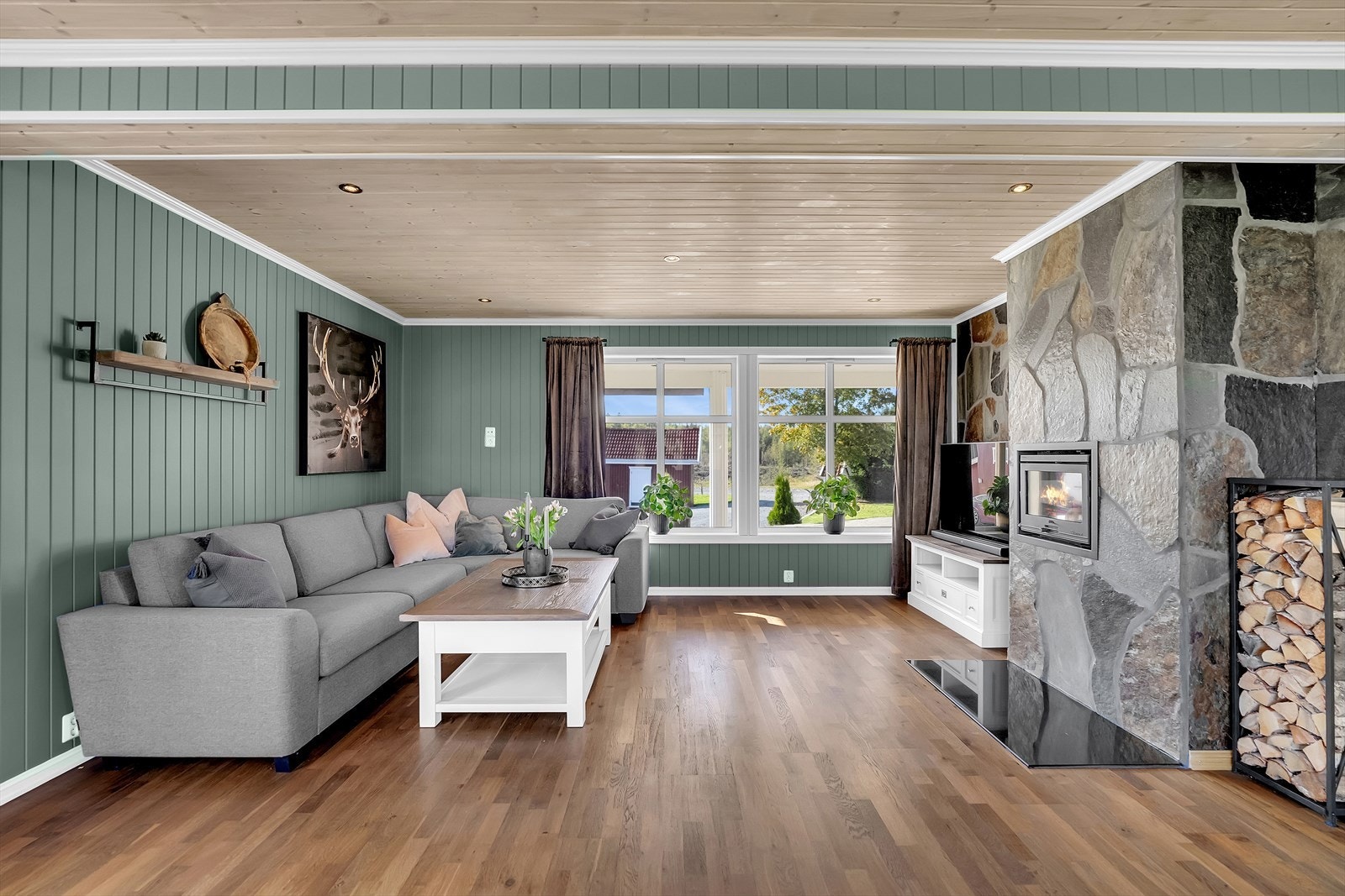 I tillegg til vannbåren varme har huset også peis som varmer godt på kalde vinterdager. Galleribilde