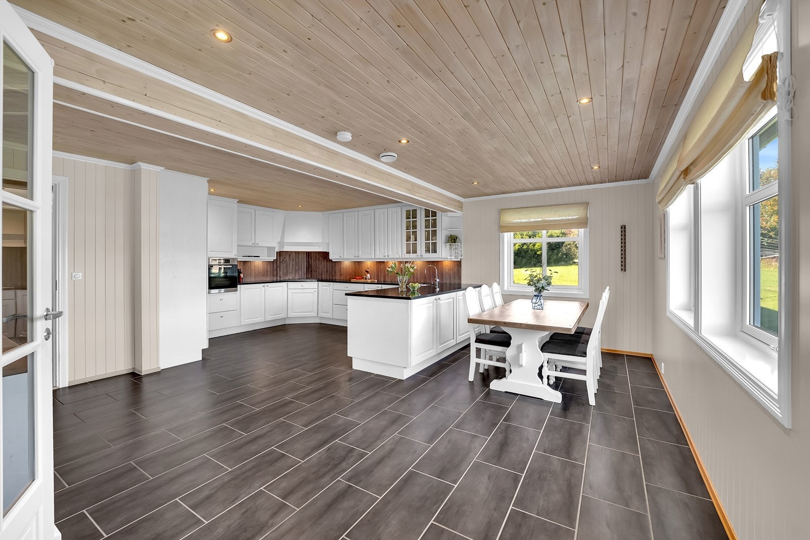 Kjøkkenet er av svært god størrelse med god plass til spisebord. Galleribilde