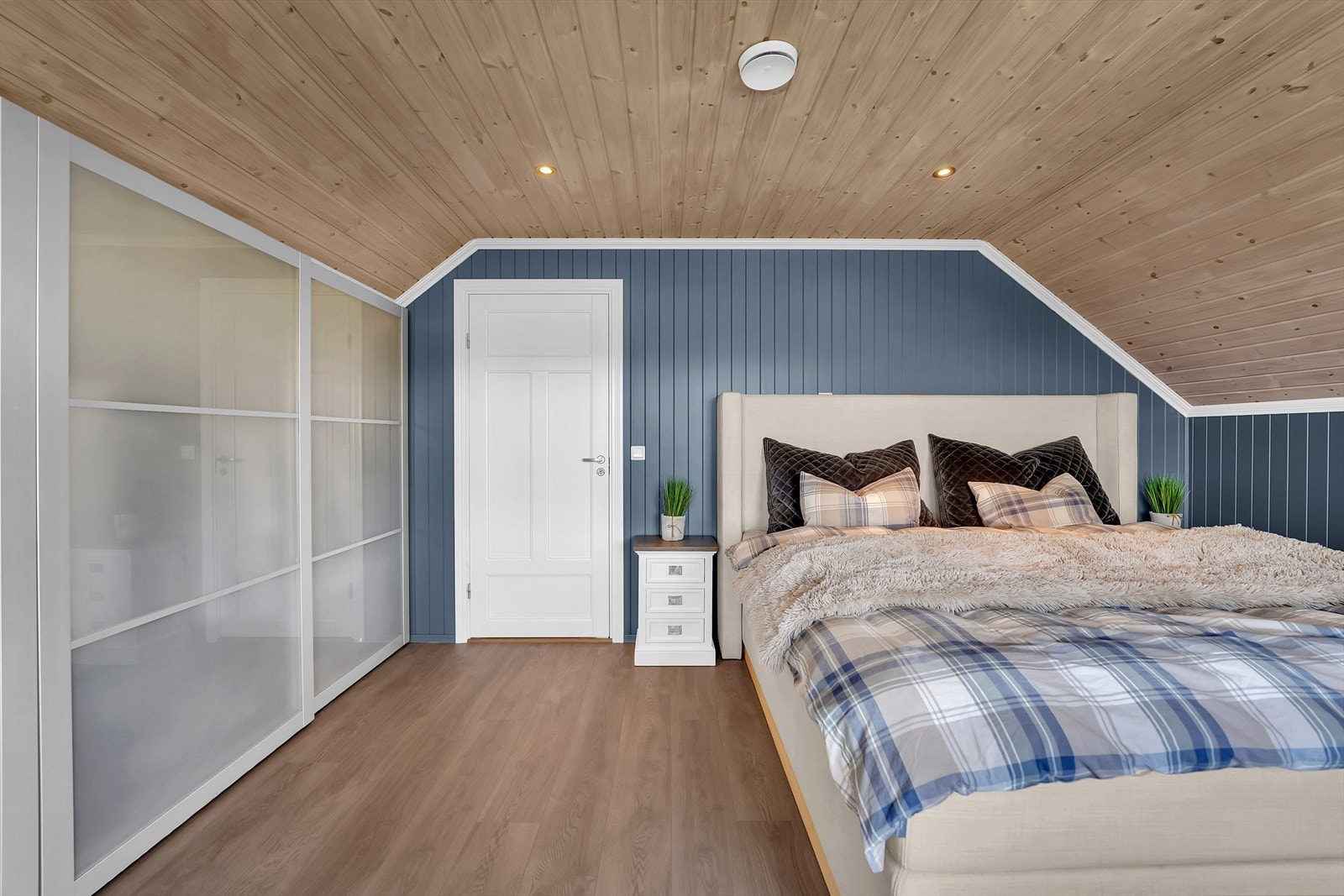 Godt med skapplass i praktisk skyvedørsgarderobe. Galleribilde