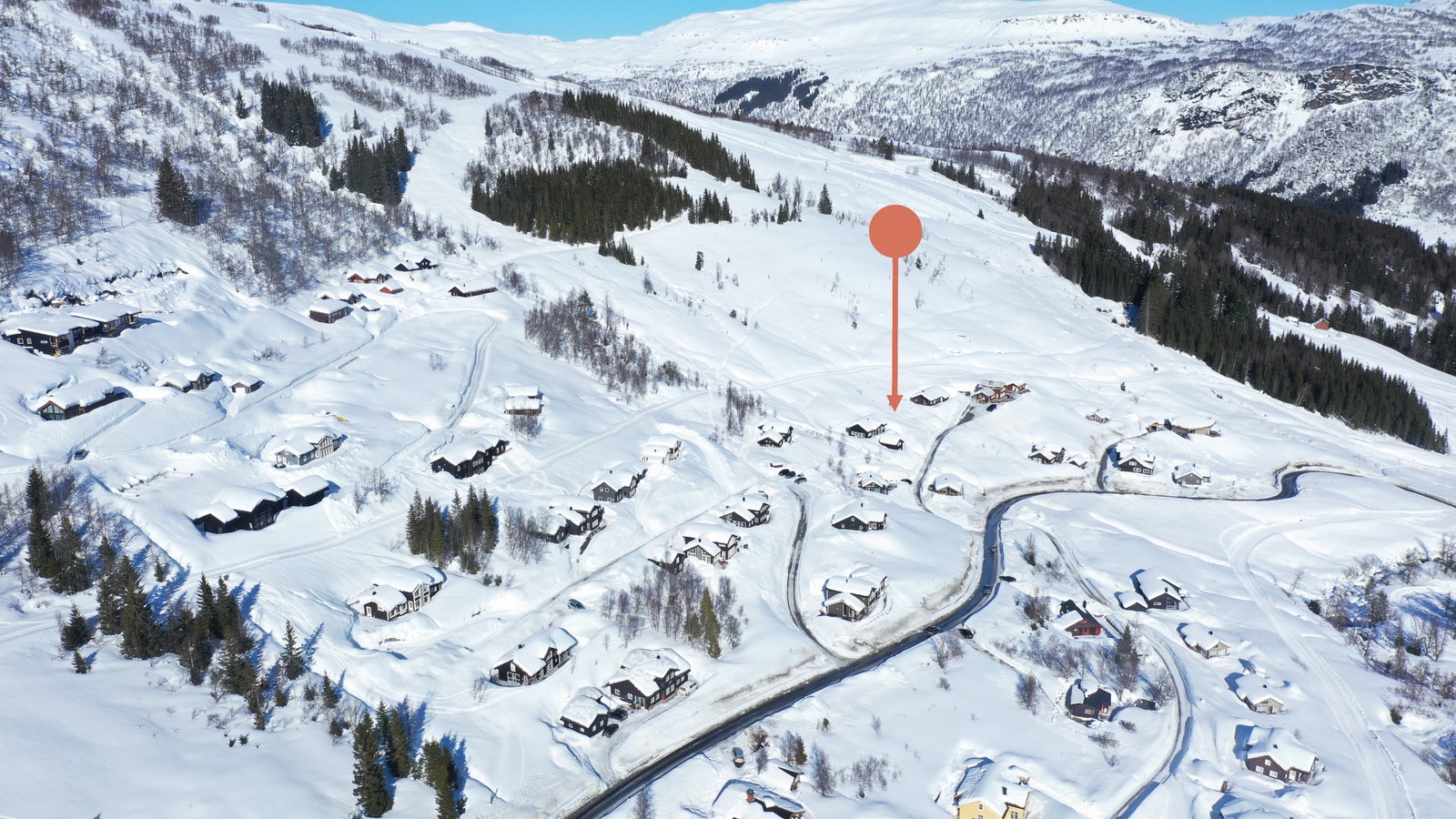 Dronefoto med pil for tomteplassering Galleribilde