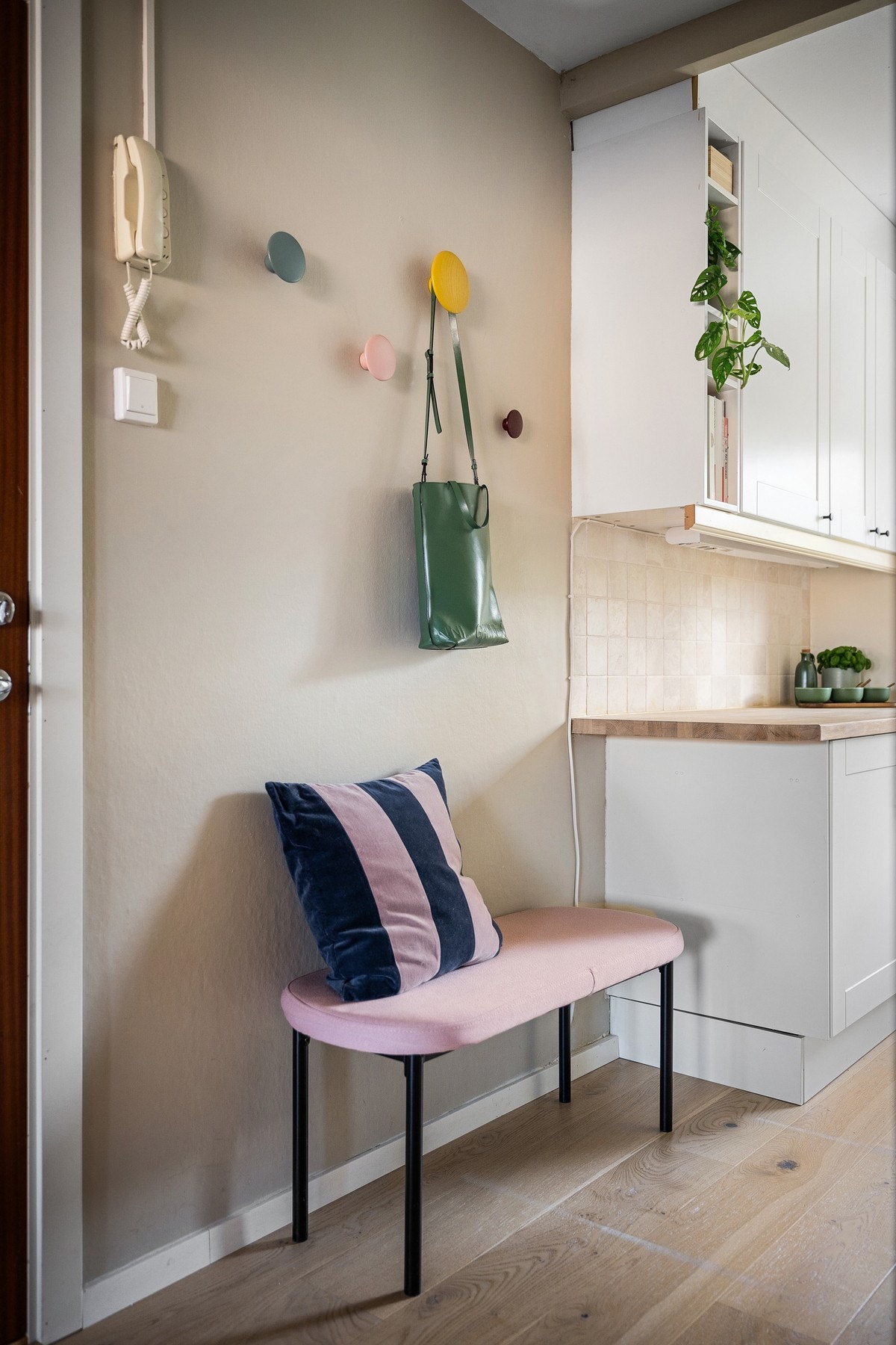 Du ønskes velkommen inn i en hyggelig entré som gir et godt førsteinntrykk av boligen. Galleribilde