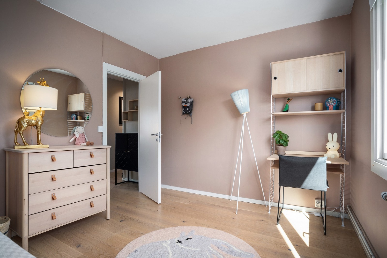 I forbindelse med overflateoppussingen ble satt inn nye dør til begge soverommene. Galleribilde