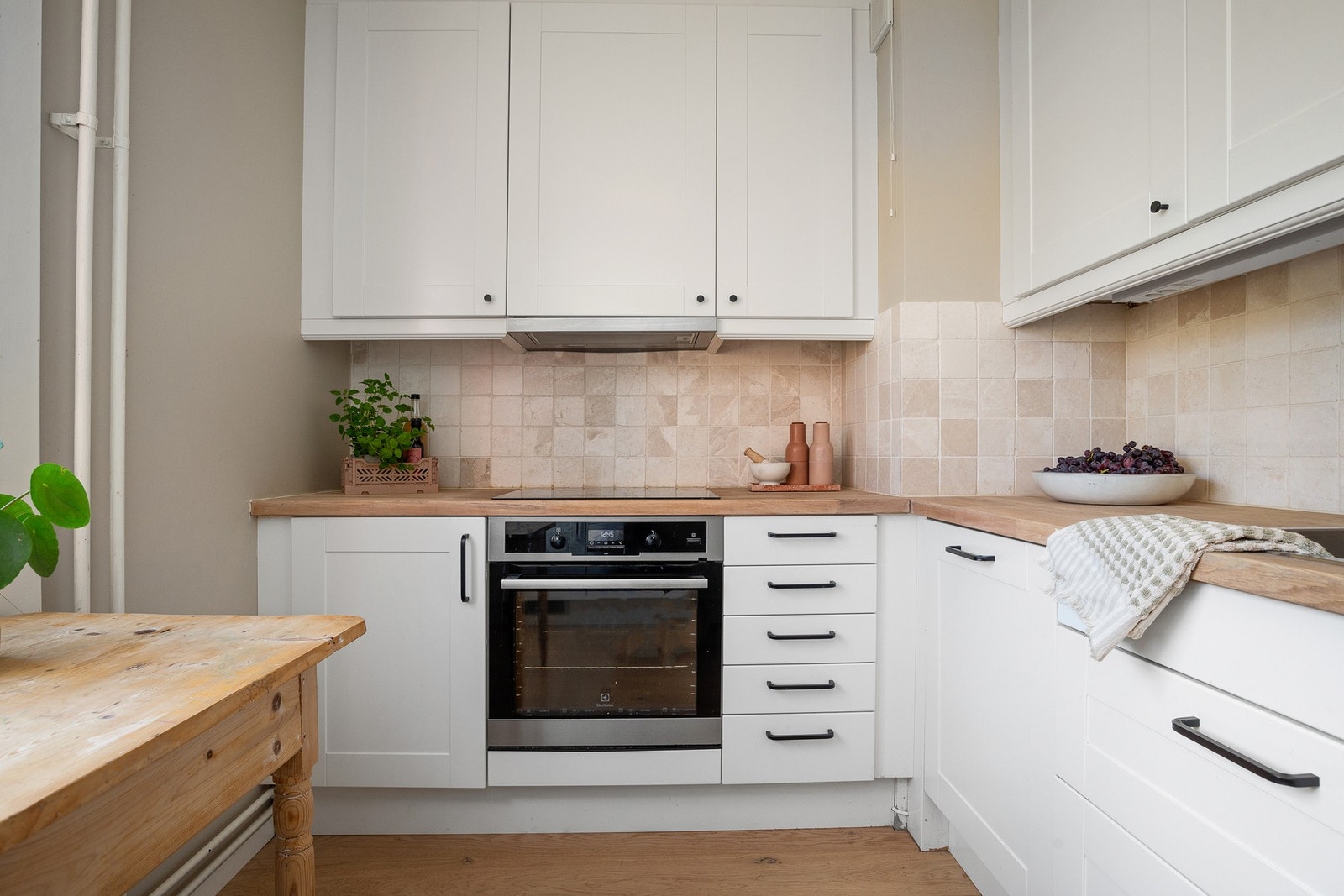 Lys og tiltalende IKEA-kjøkken fra 2011 med slette fronter. Galleribilde