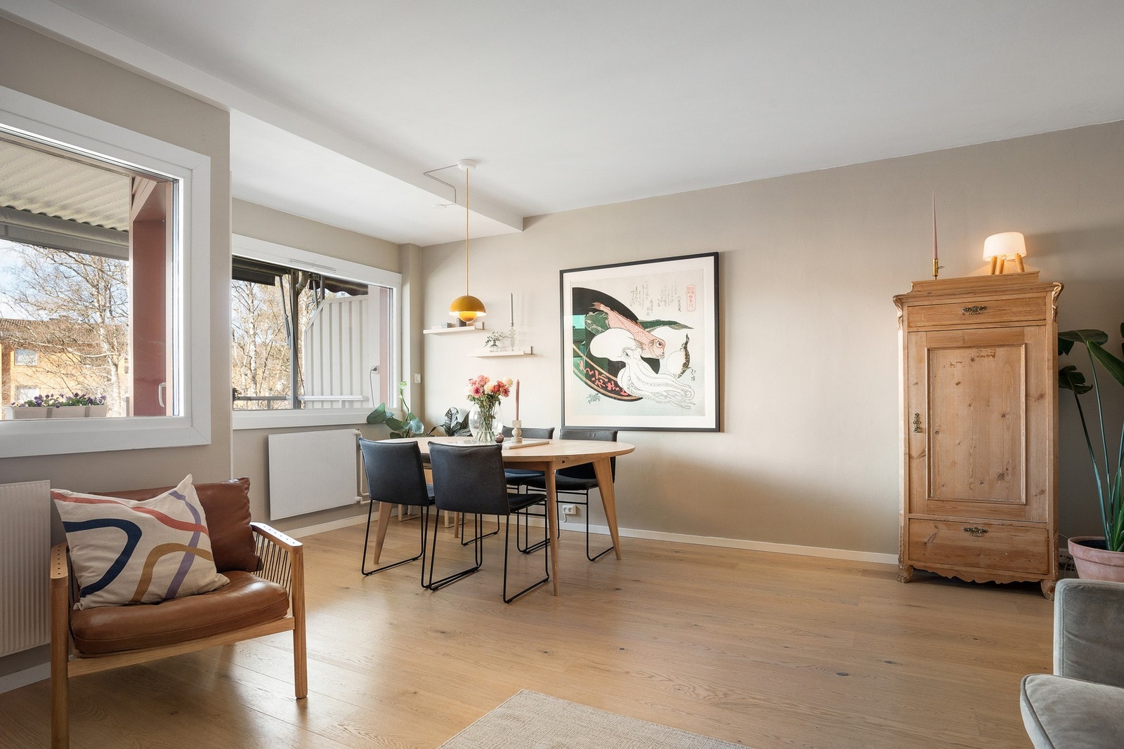 Dette er en lys, romslig og stilren 3-roms beliggende i 3. etasje med flott internbeliggenhet. Galleribilde