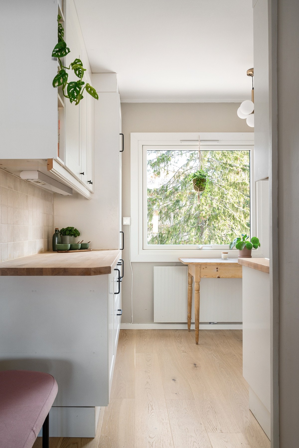 Entréen ligger fint sentrert med listefri adkomst inn til kjøkkenet. Galleribilde