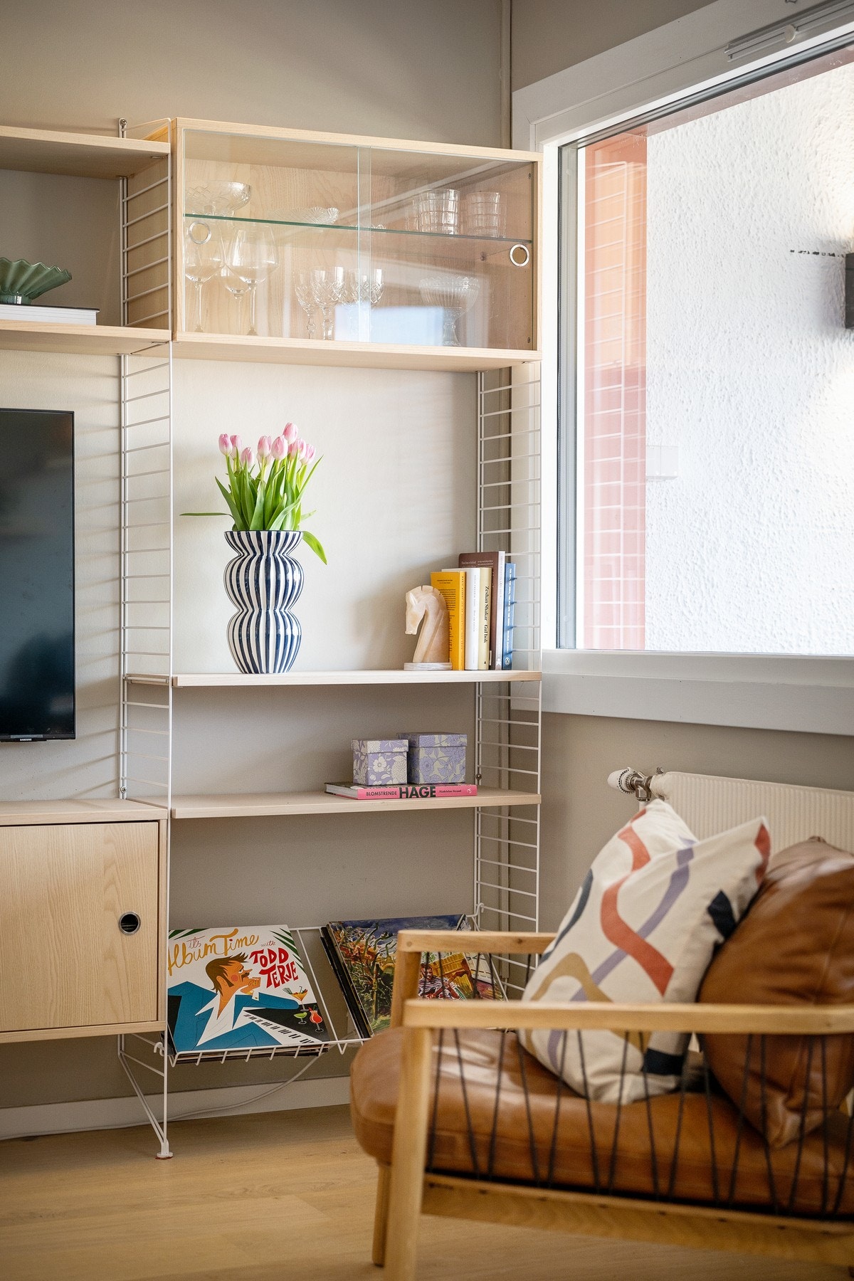 Takhøyden i stuen er målt til ca. 2,49 meter og gir en god romfølelse. Galleribilde