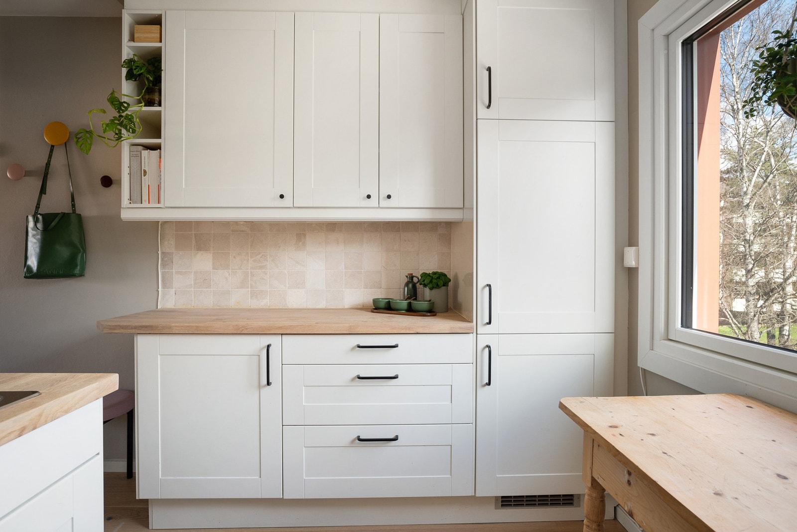 Flott benkeplate i heltre som nylig er slipt i 2025. Galleribilde