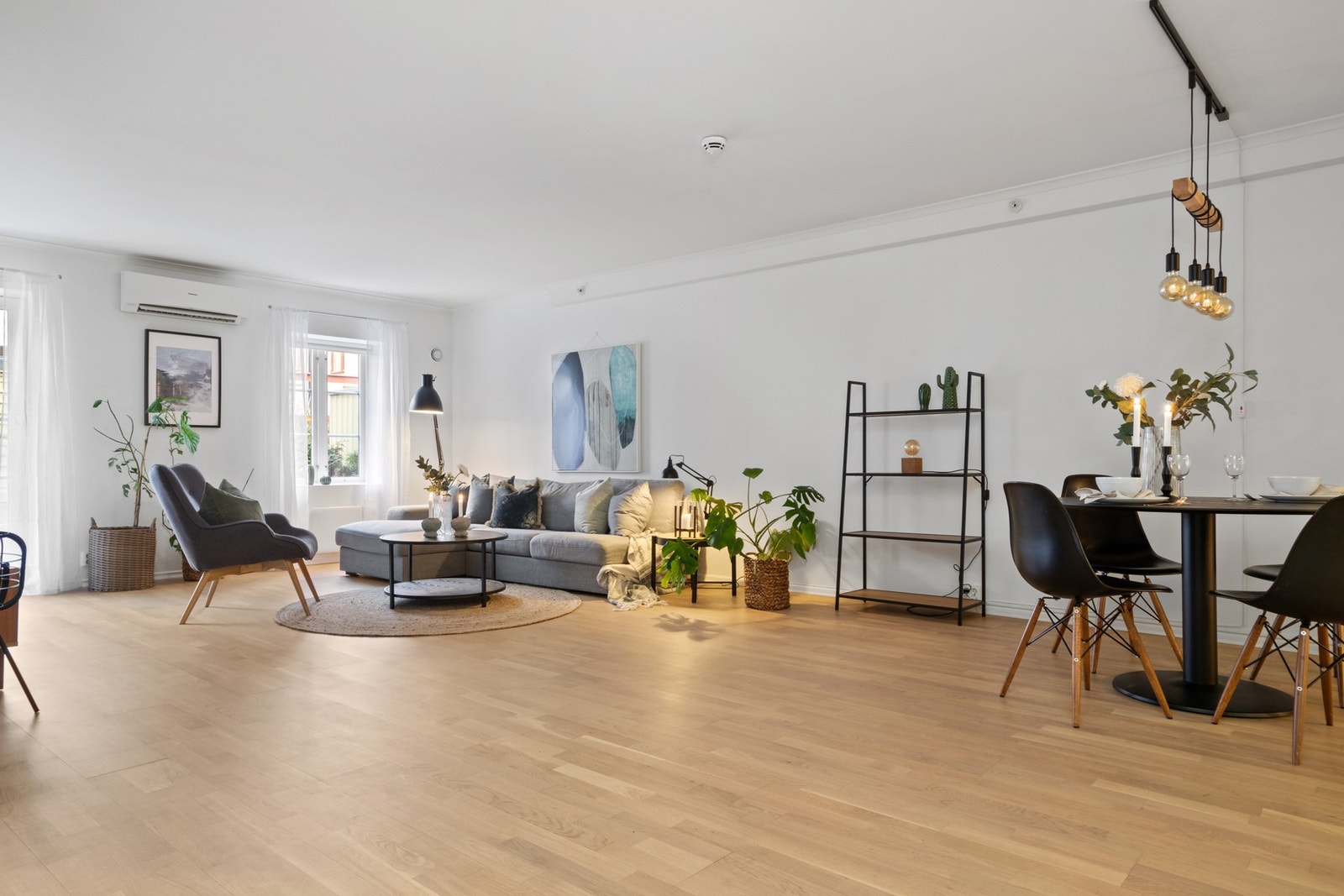 Legg merke til den romslige stuen. Galleribilde