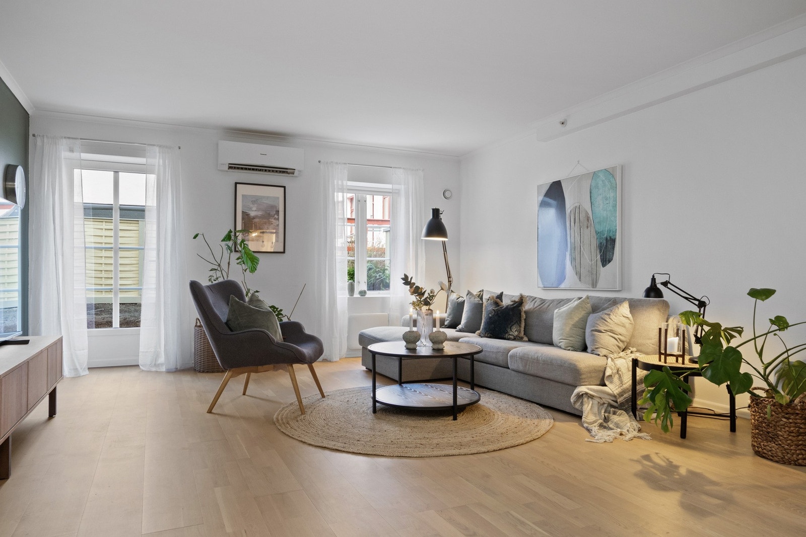 Utgang til bakhagen fra stuen. Galleribilde