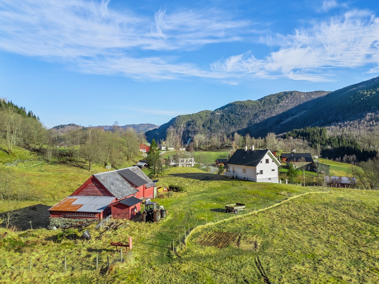 Småbruket ligger i flotte og naturskjønne omgivelser med fjell og store grøntområder. Galleribilde