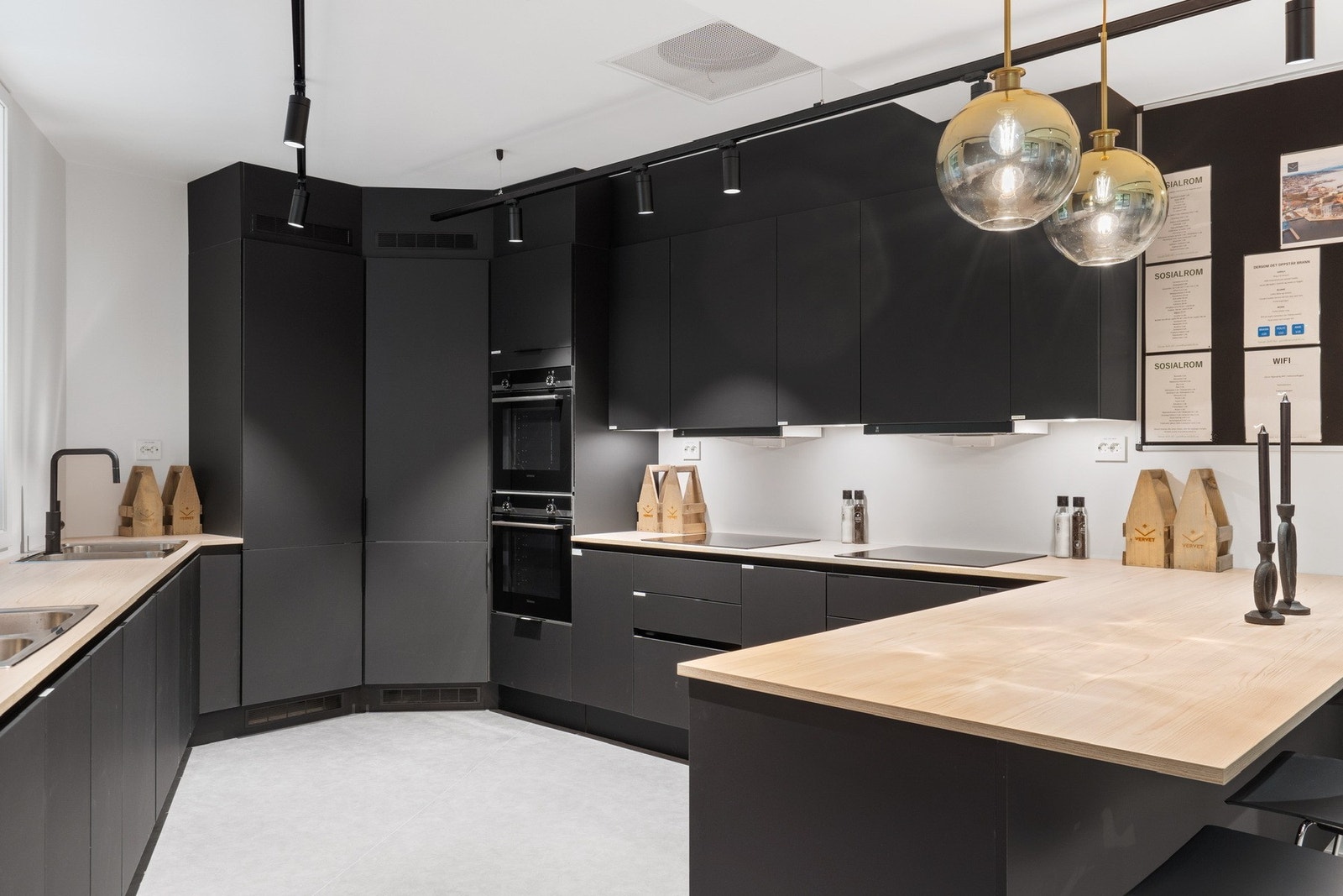 Kjøkkenet er godt utstyrt med både utstyr og dekketøy. Galleribilde