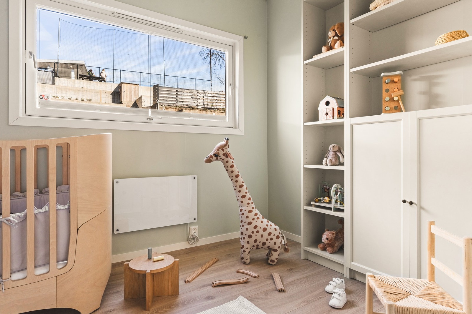 Soverom nr 2 måler 6.8 kvm og er i dag innredet som barnerom. Galleribilde