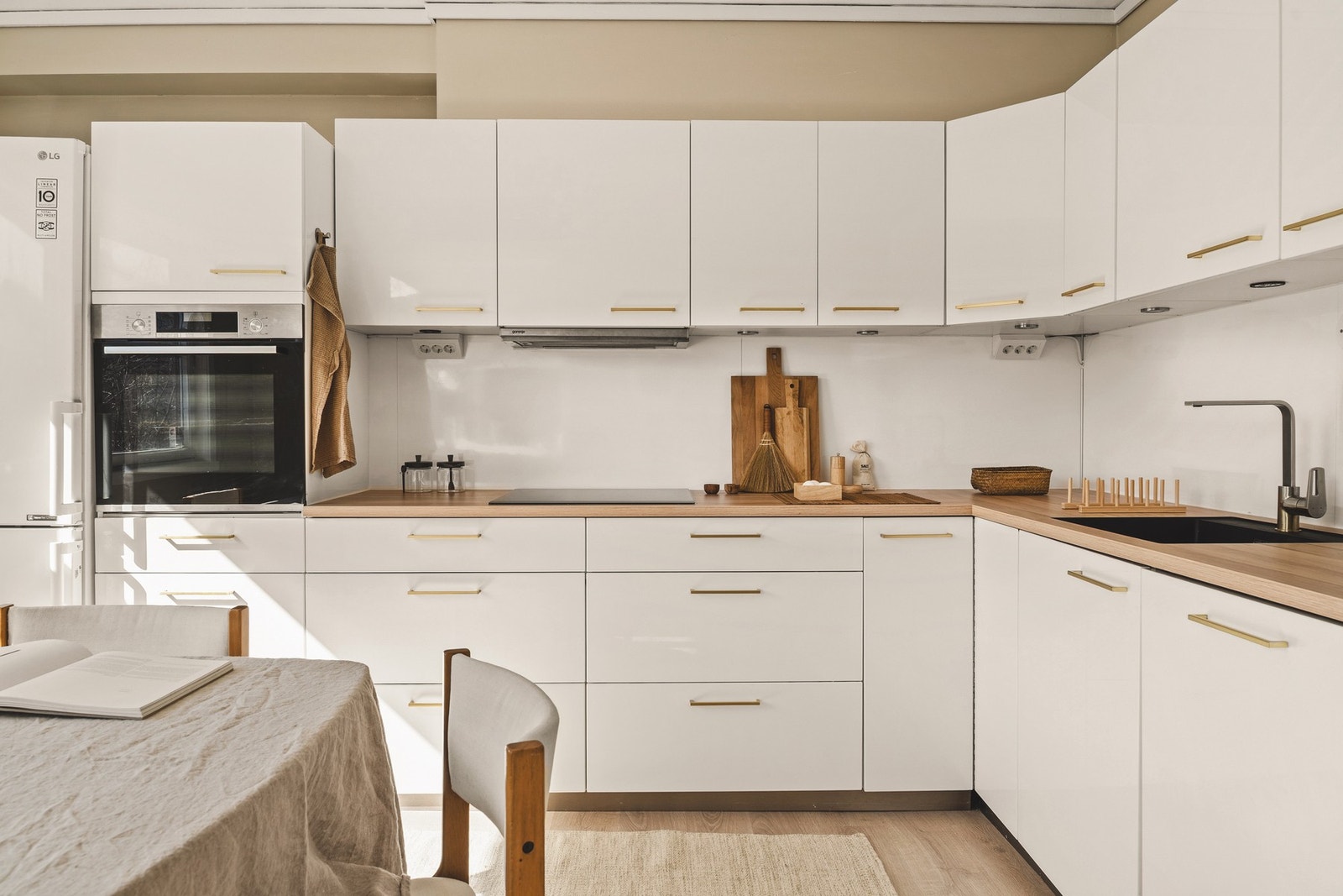 Fra stuen kommer man inn til kjøkkenet som måler 13,2 kvm. Galleribilde