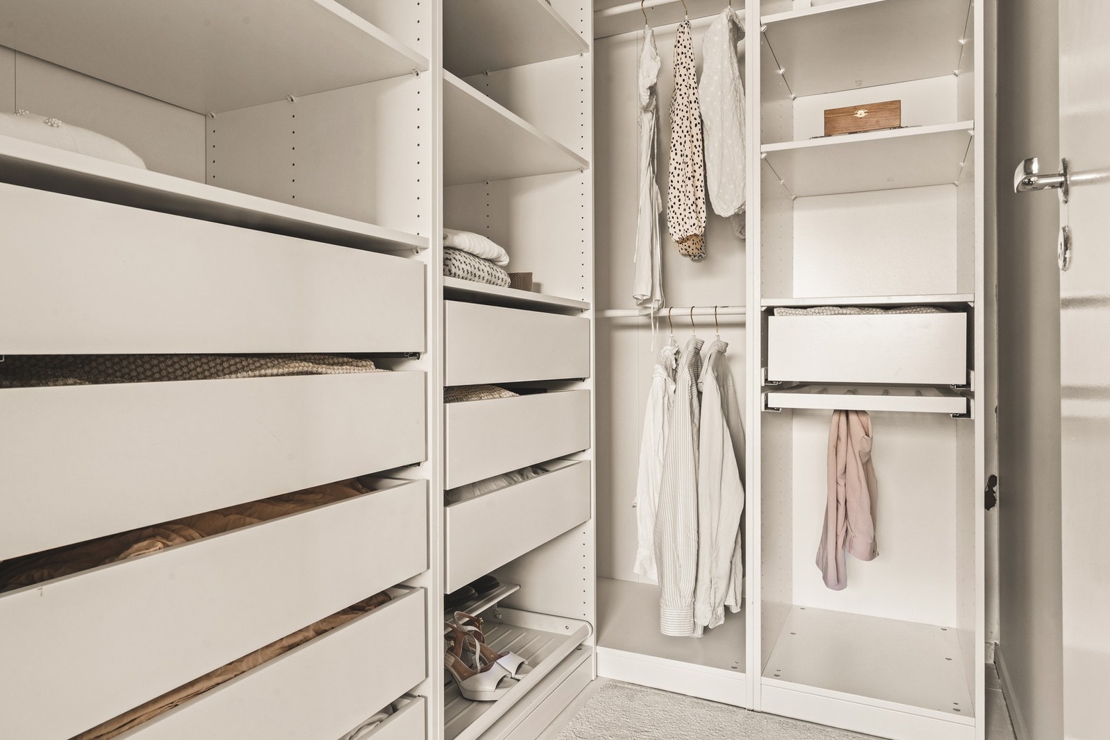 Hovedsoverommet har tilkomst til egen walk-in garderobe med nyere innredning. Galleribilde