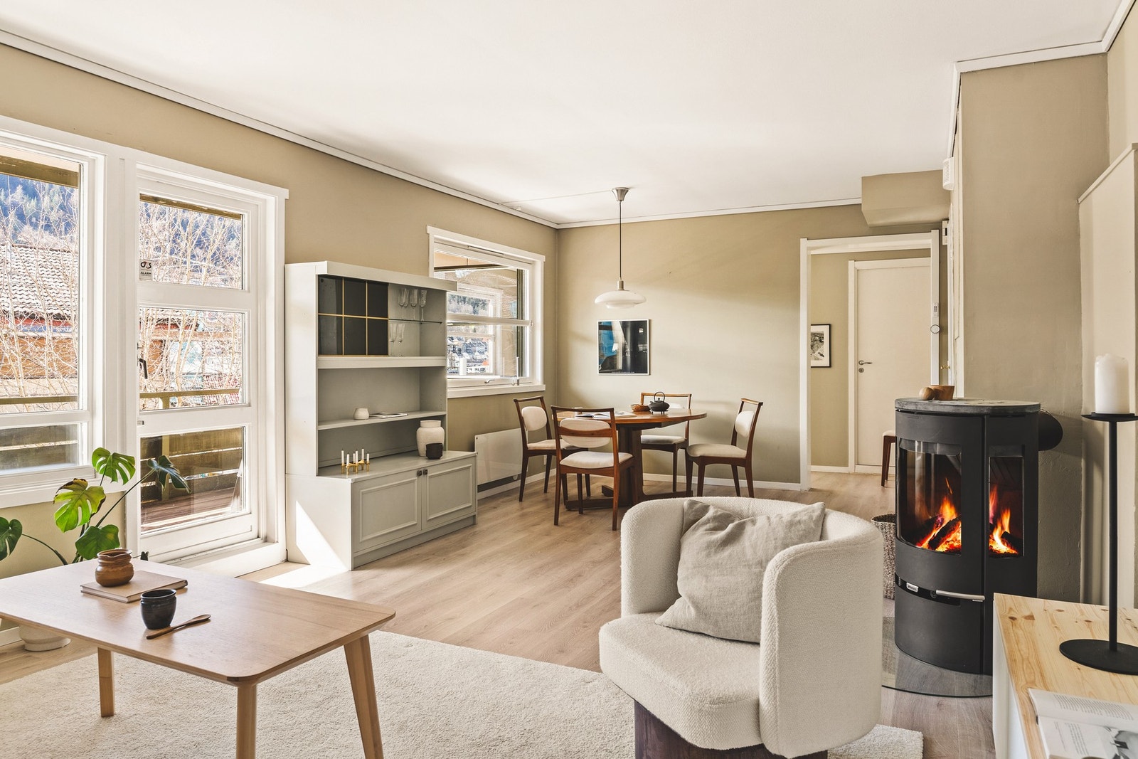 Leiligheten har vært gjenstand for store oppgraderinger de siste år og har gjennomgående høy standard. Galleribilde