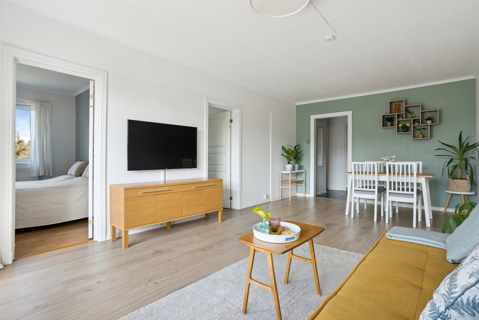 Lys og romslig stue med plass til sittegruppe og spisebord. Galleribilde