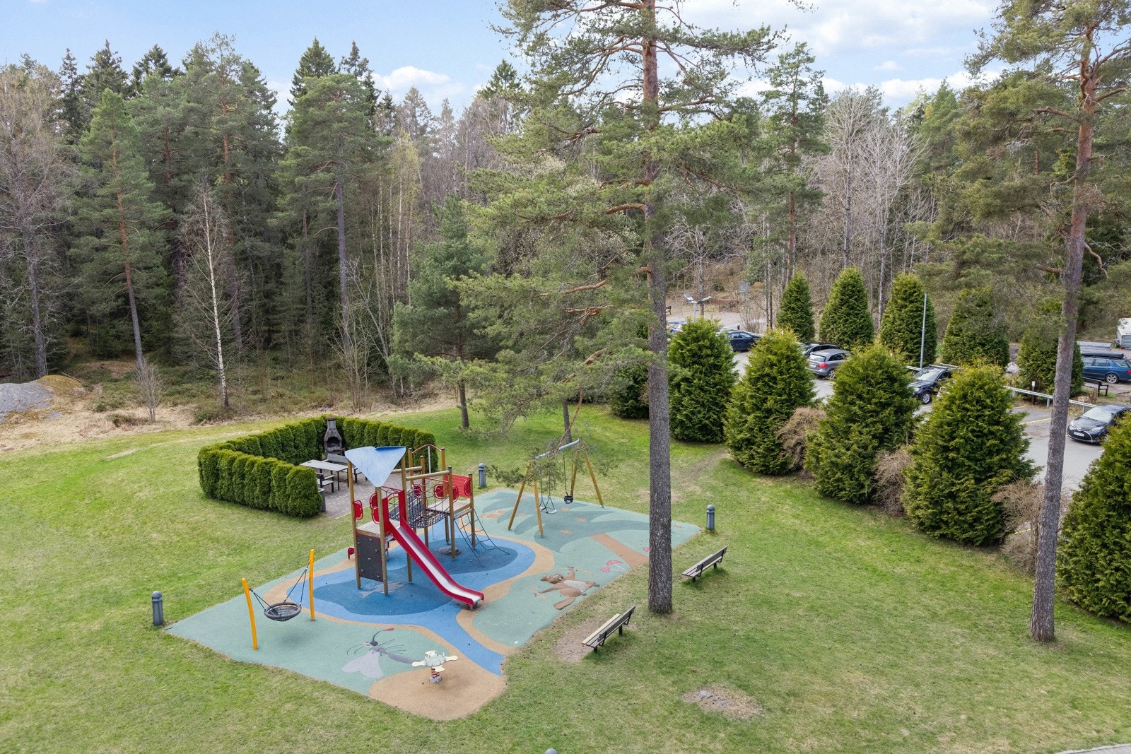 Utsyn mot hyggelige fellesområder og skogen med flotte turområder. Galleribilde