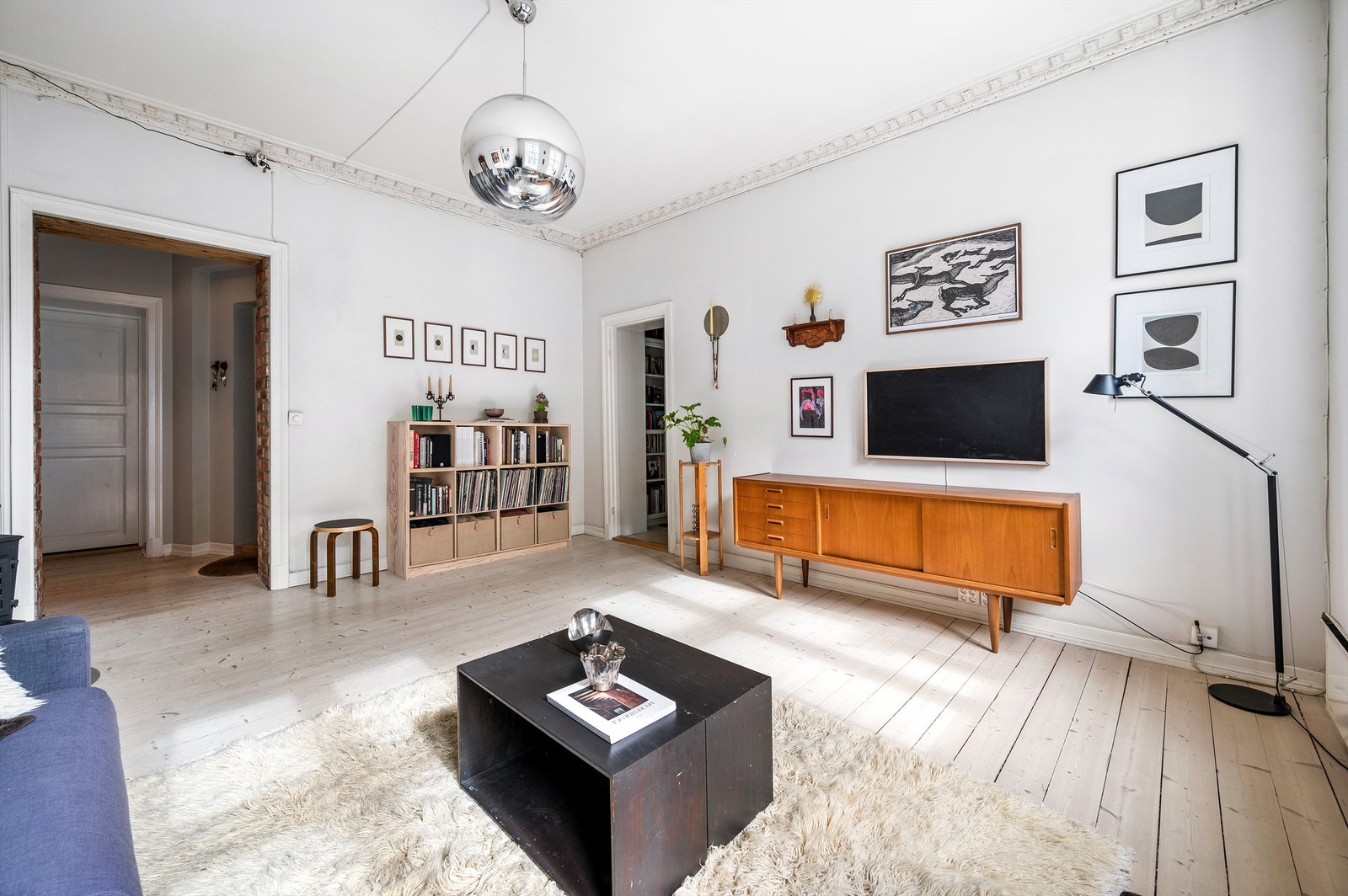 Sammen med de store vindusflatene og den gode takhøyden på 3 meter oppleves stuen romslig og med god plass til sofagruppe, tilhørende salongbord og tv-seksjon. Galleribilde