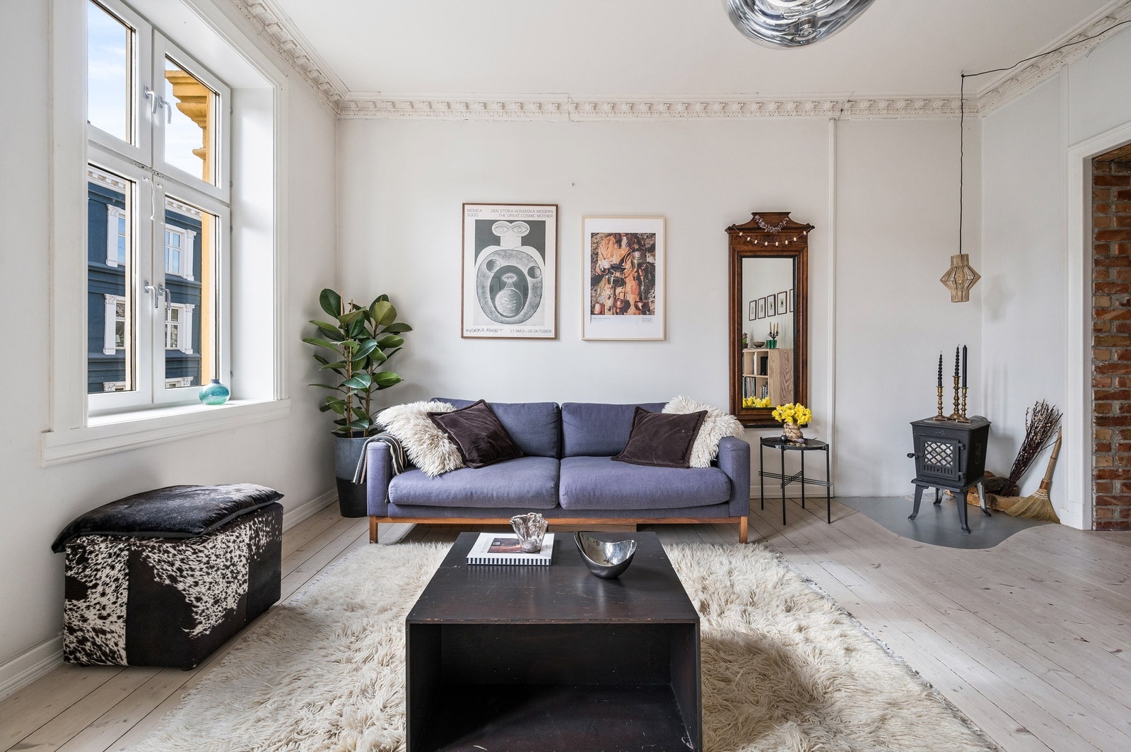 Åpen og romslig stue med store vindusflater som slipper inn rikelig med lys, her fylles rommet med naturlig lys store deler av dagen. Galleribilde