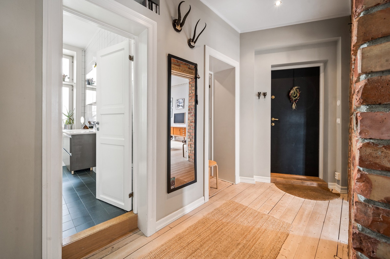 Velkommen inn! Entréen er innbydende og gir et godt førsteinntrykk av leiligheten. Her er det rom for å sette fra seg yttertøy og sko i skap og praktisk innvendig bod. Galleribilde