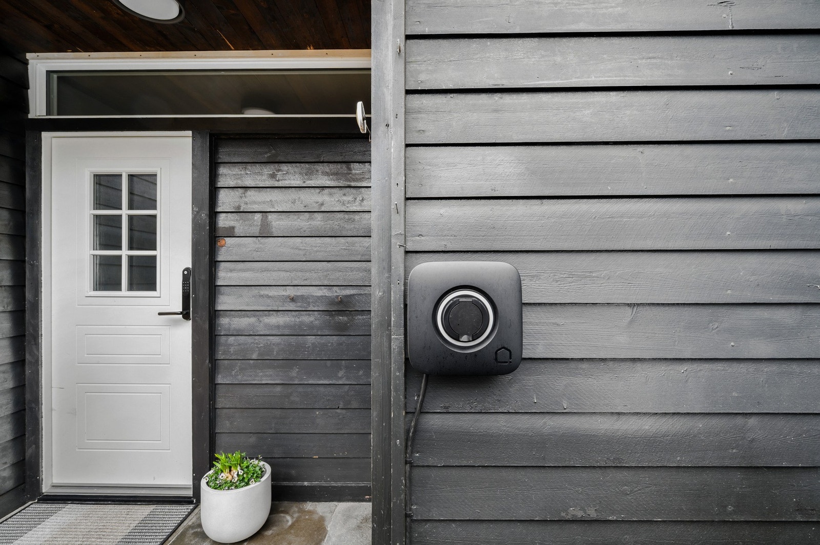 Privat ladestasjon for el-bil ved inngangsparti fra Future Home. Galleribilde