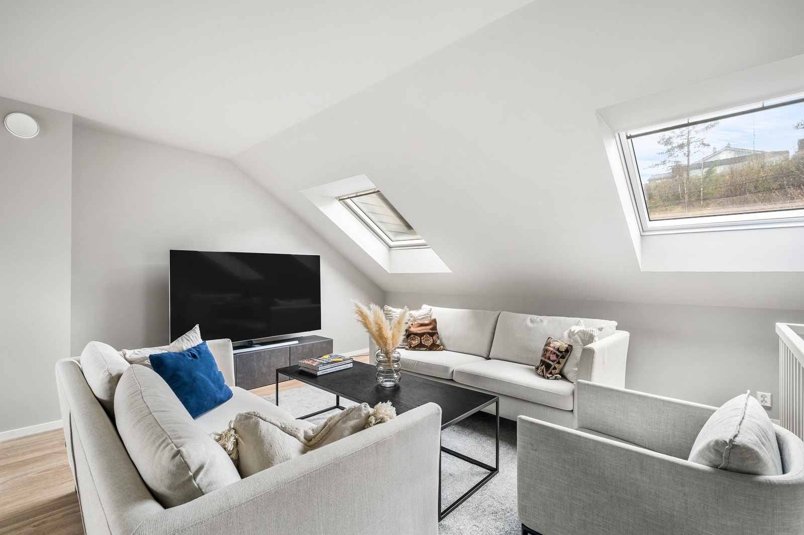Rom innredet som loftstue i 2. etasje. Galleribilde