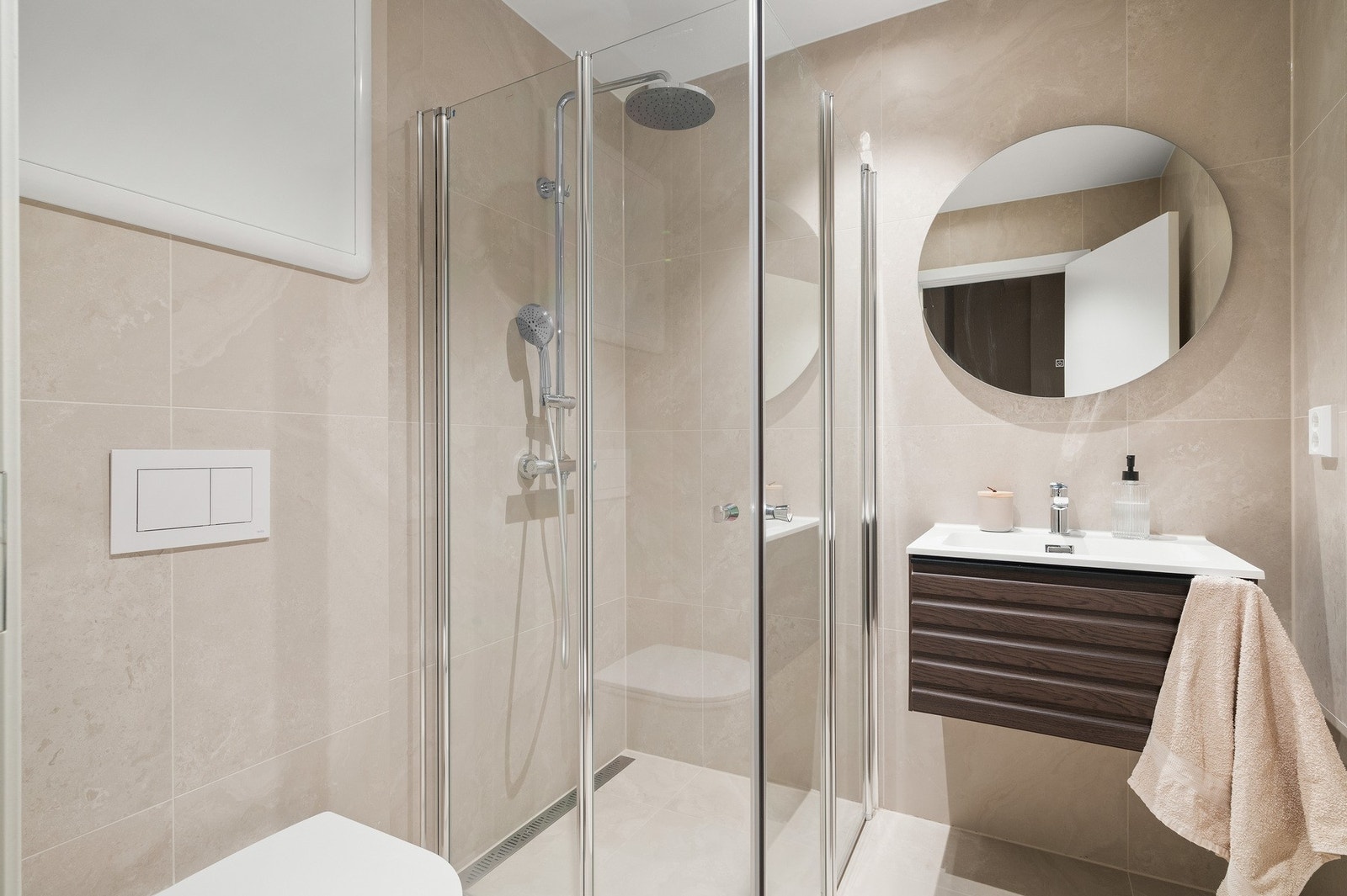 Badet i underetasjen er på 3,3 m², og er innredet med nedfelt servant, veggmontert toalett og dusjvegger/hjørne. Galleribilde