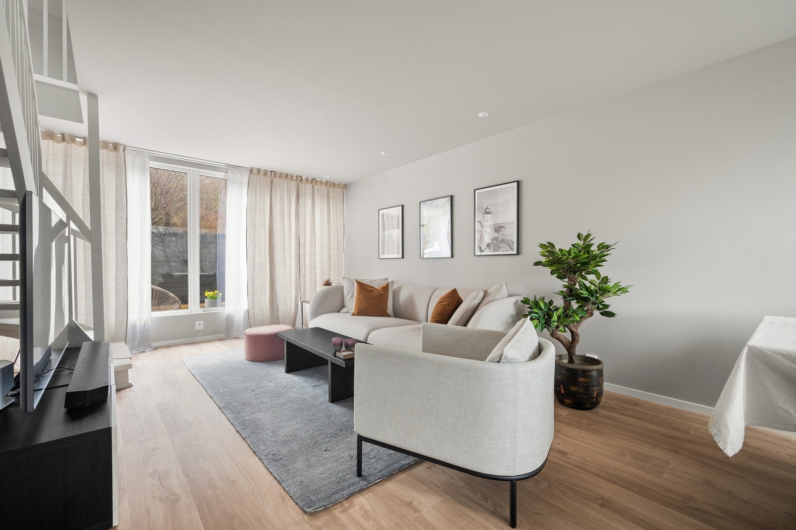 Velkommen inn til en lys og trivelig stue! Galleribilde