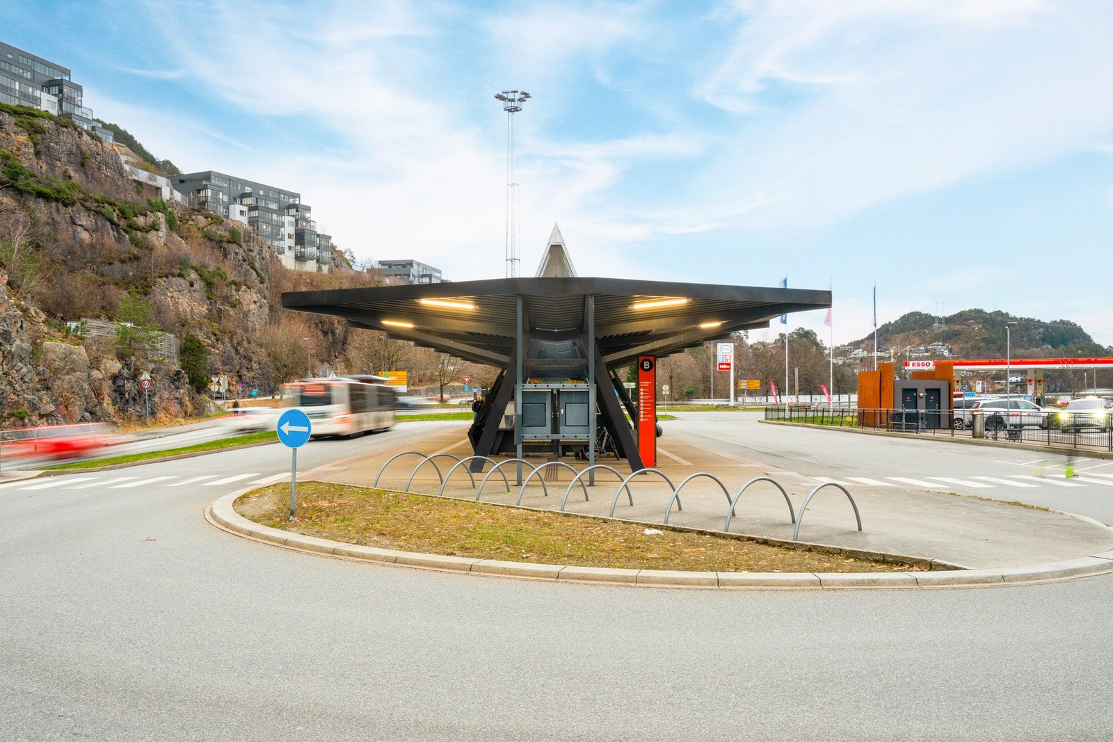 Nærområdet byr på et godt kollektivtilbud, med hyppige avganger fra Loddefjord terminal. Galleribilde