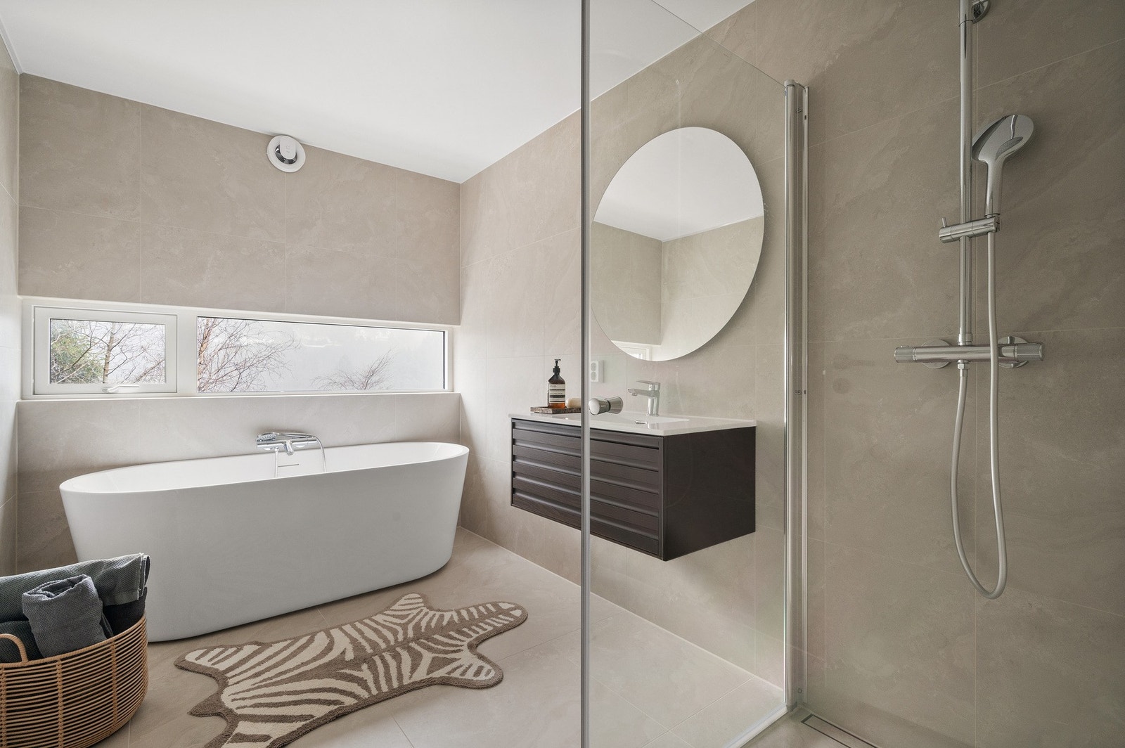 Badet i 1. etasje er på 6,4 m², og er innredet med nedfelt servant, badekar og dusjvegger/hjørne. Galleribilde