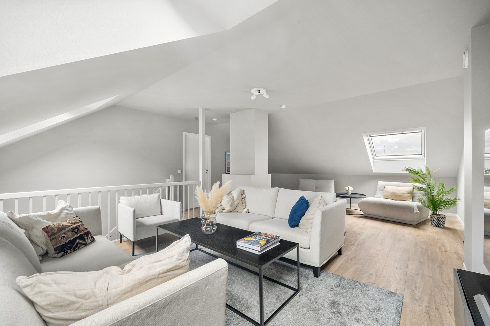 Rommet er stort og åpent, med et areal på 31,7 m². Galleribilde