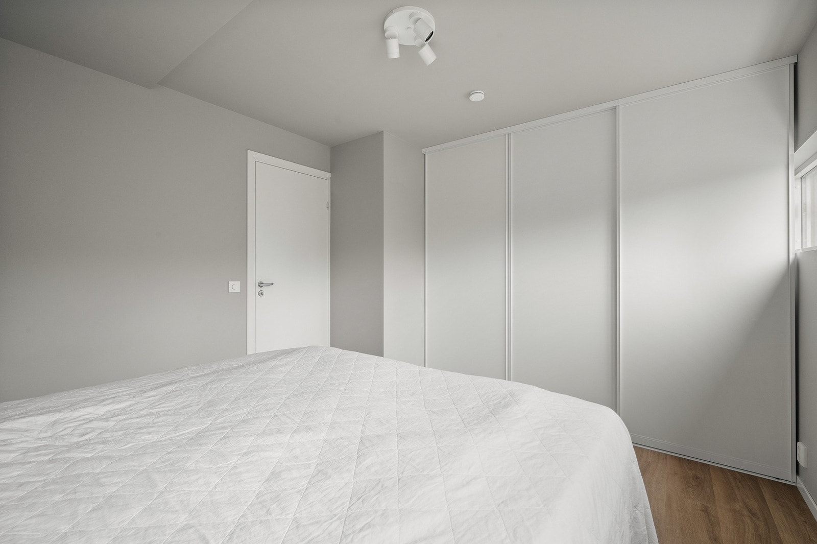 Dette kan enkelt innredes med dobbeltseng, garderobe og annet ønsket soveromsmøblement. Galleribilde