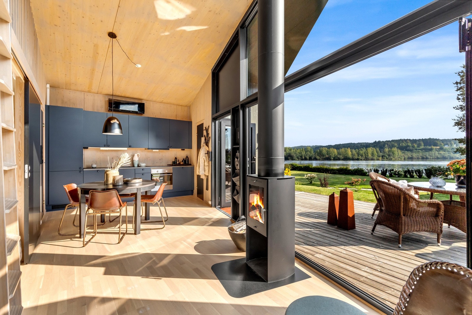 Beliggende rett ved Glommas bredder har denne fritidsboligen en flott utsikt og gode solforhold. Galleribilde