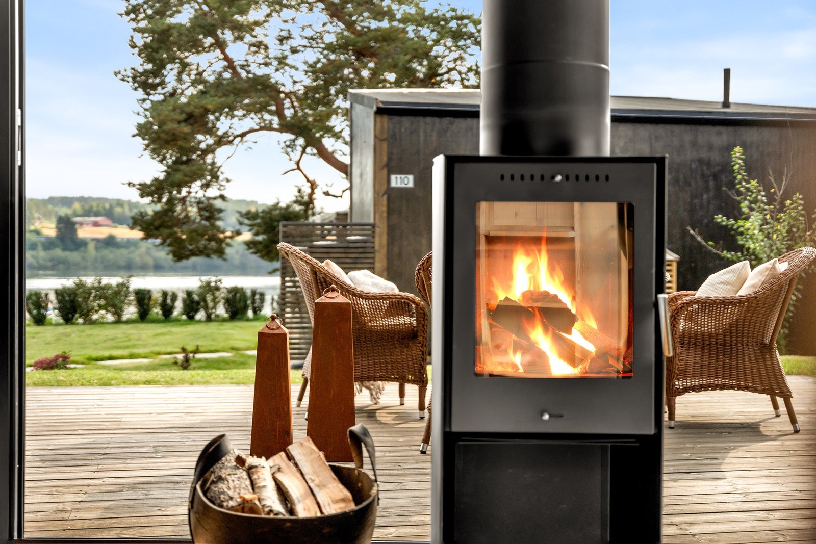 Peisen er sentralt blikkfang i stuen og varmer opp fritidsboligen sammen med varmepumpe med luft-til-luft og air-condition. Galleribilde